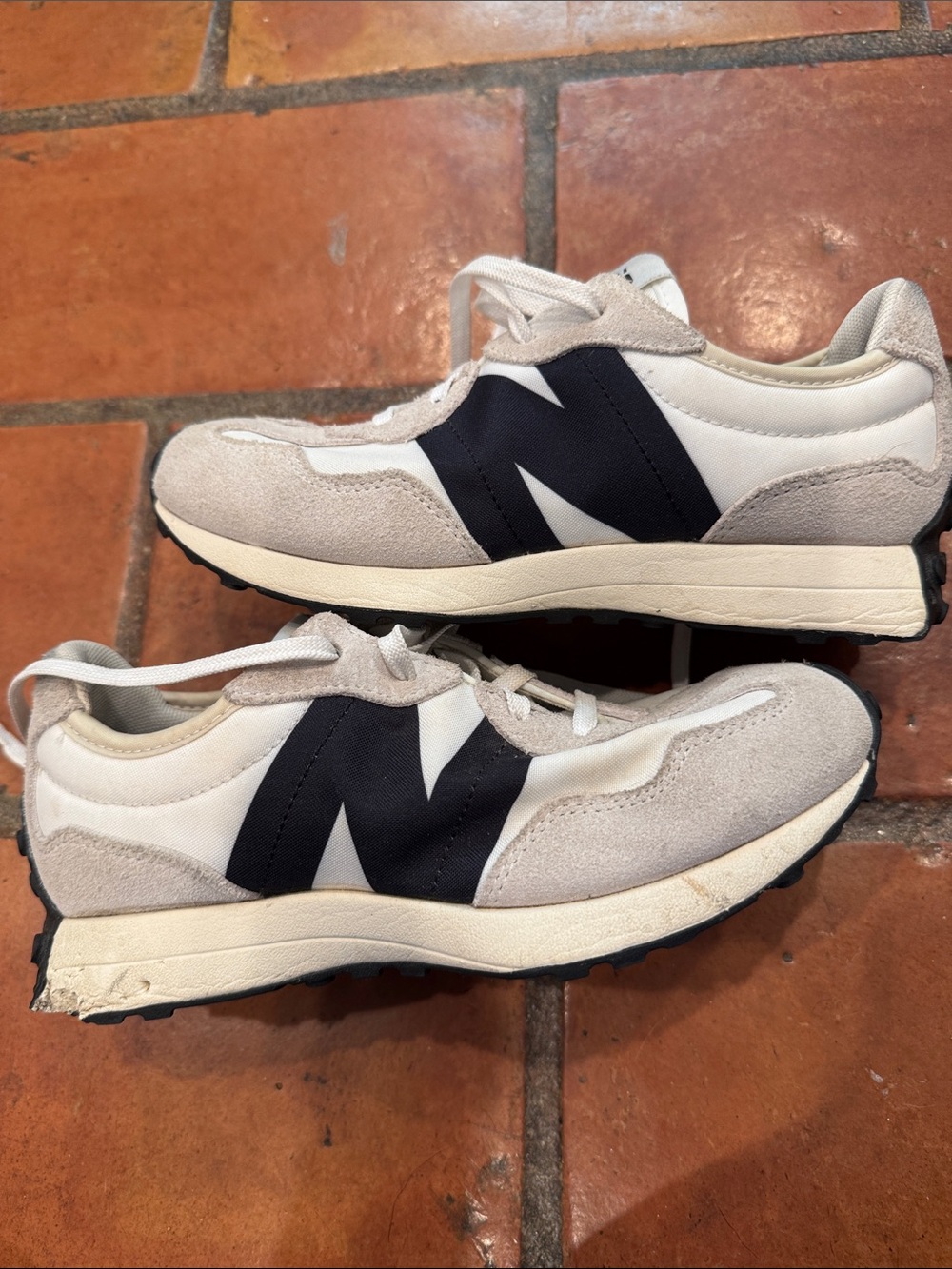 New Balance kids/womens  black and white Lace-Up Sneakers (boys 3.5/womens 5)